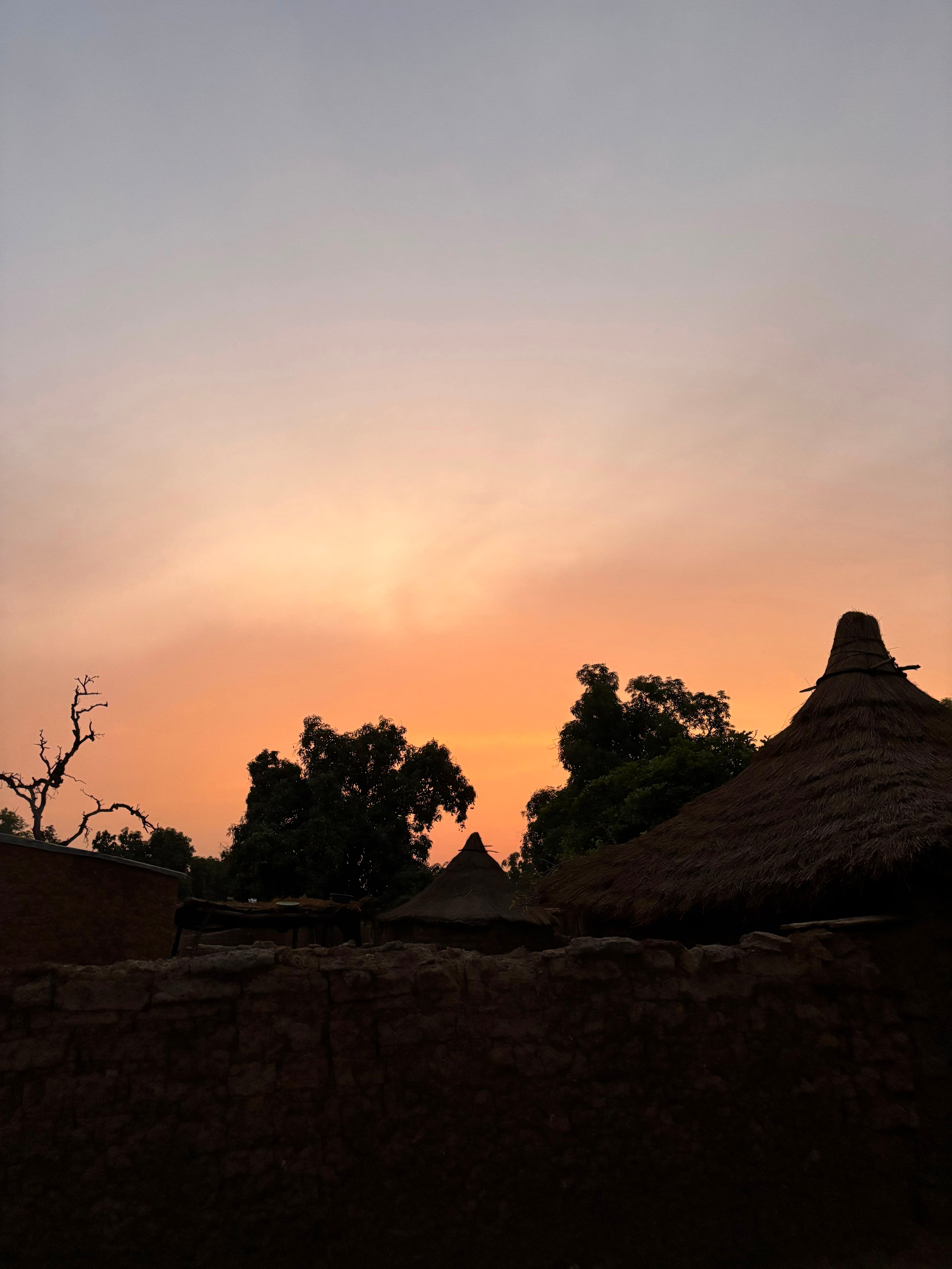 Coucher de soleil sur un village au Mali